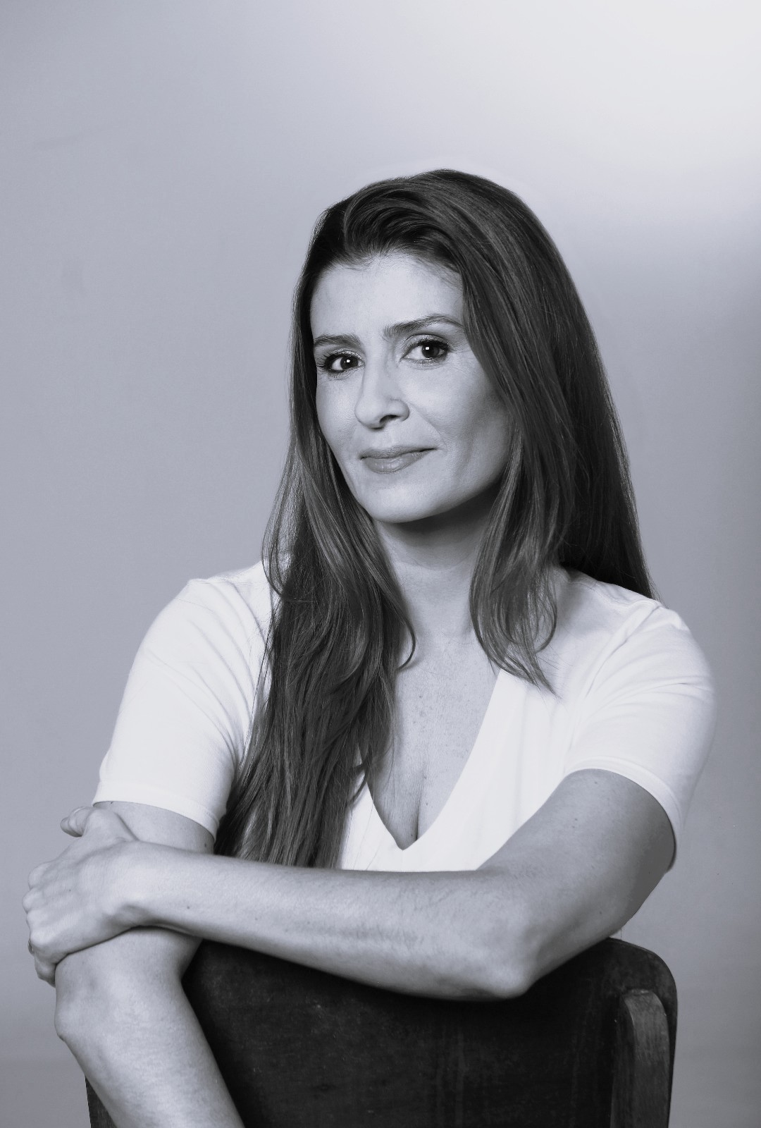 Psicóloga Renata Dias sorrindo, ambiente acolhedor